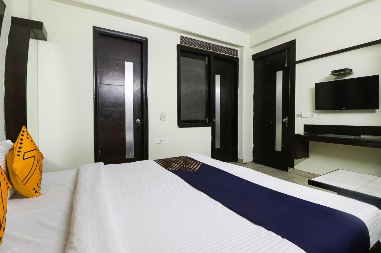 Spot On Hotel Grace Near Star Mall Gurgáon Kültér fotó