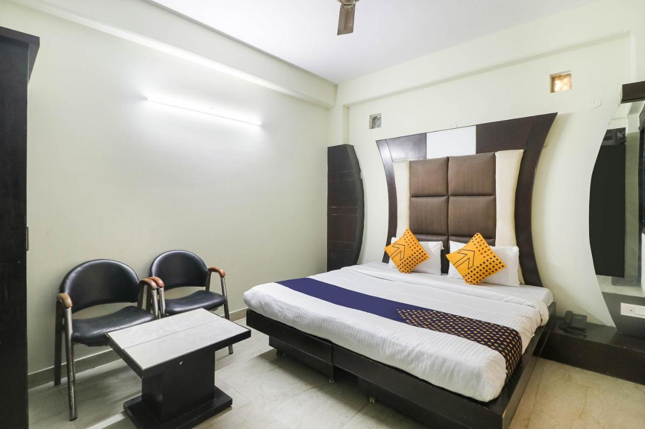 Spot On Hotel Grace Near Star Mall Gurgáon Kültér fotó