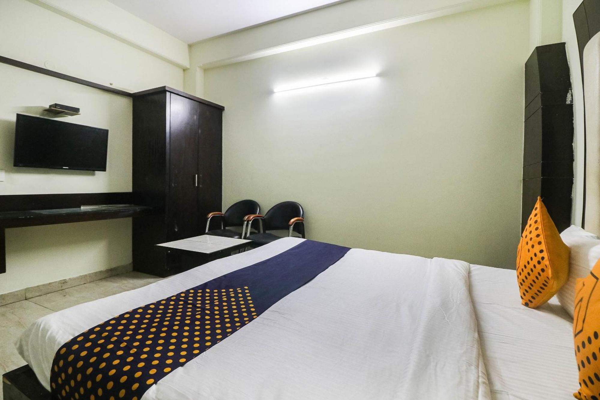 Spot On Hotel Grace Near Star Mall Gurgáon Kültér fotó