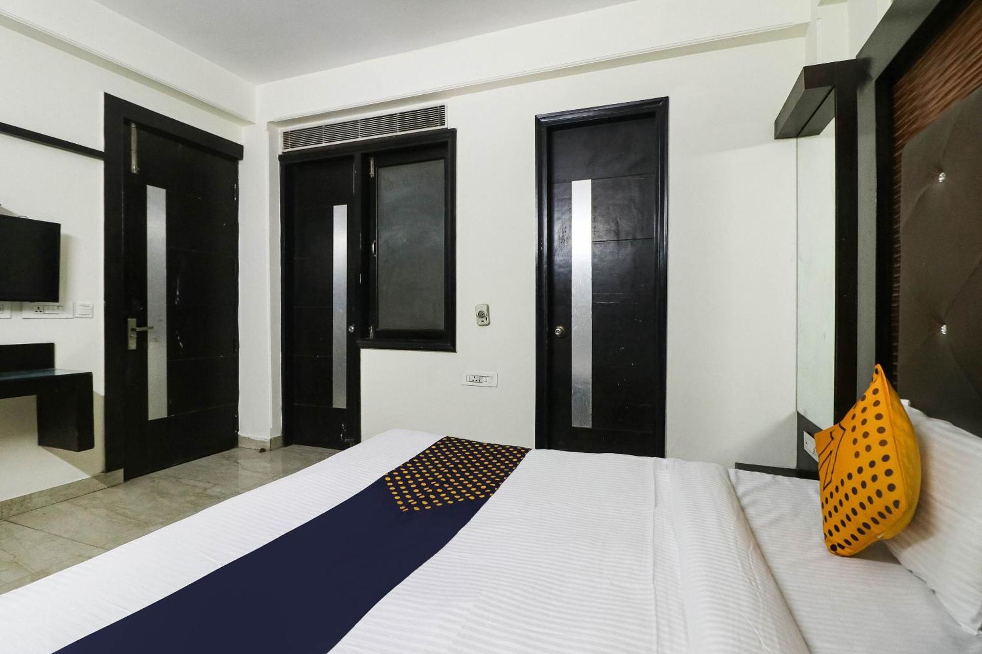 Spot On Hotel Grace Near Star Mall Gurgáon Kültér fotó