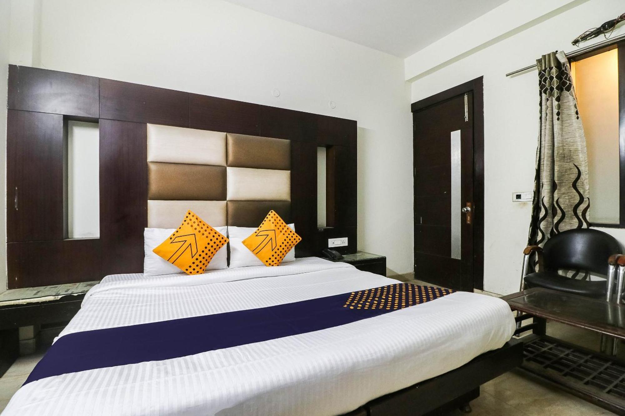 Spot On Hotel Grace Near Star Mall Gurgáon Kültér fotó