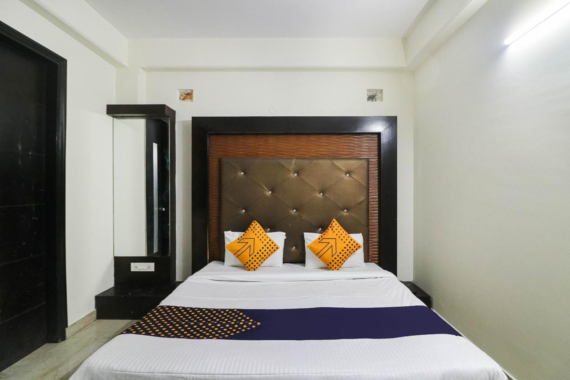 Spot On Hotel Grace Near Star Mall Gurgáon Kültér fotó