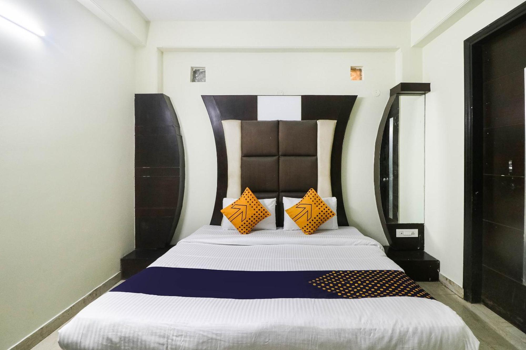Spot On Hotel Grace Near Star Mall Gurgáon Kültér fotó