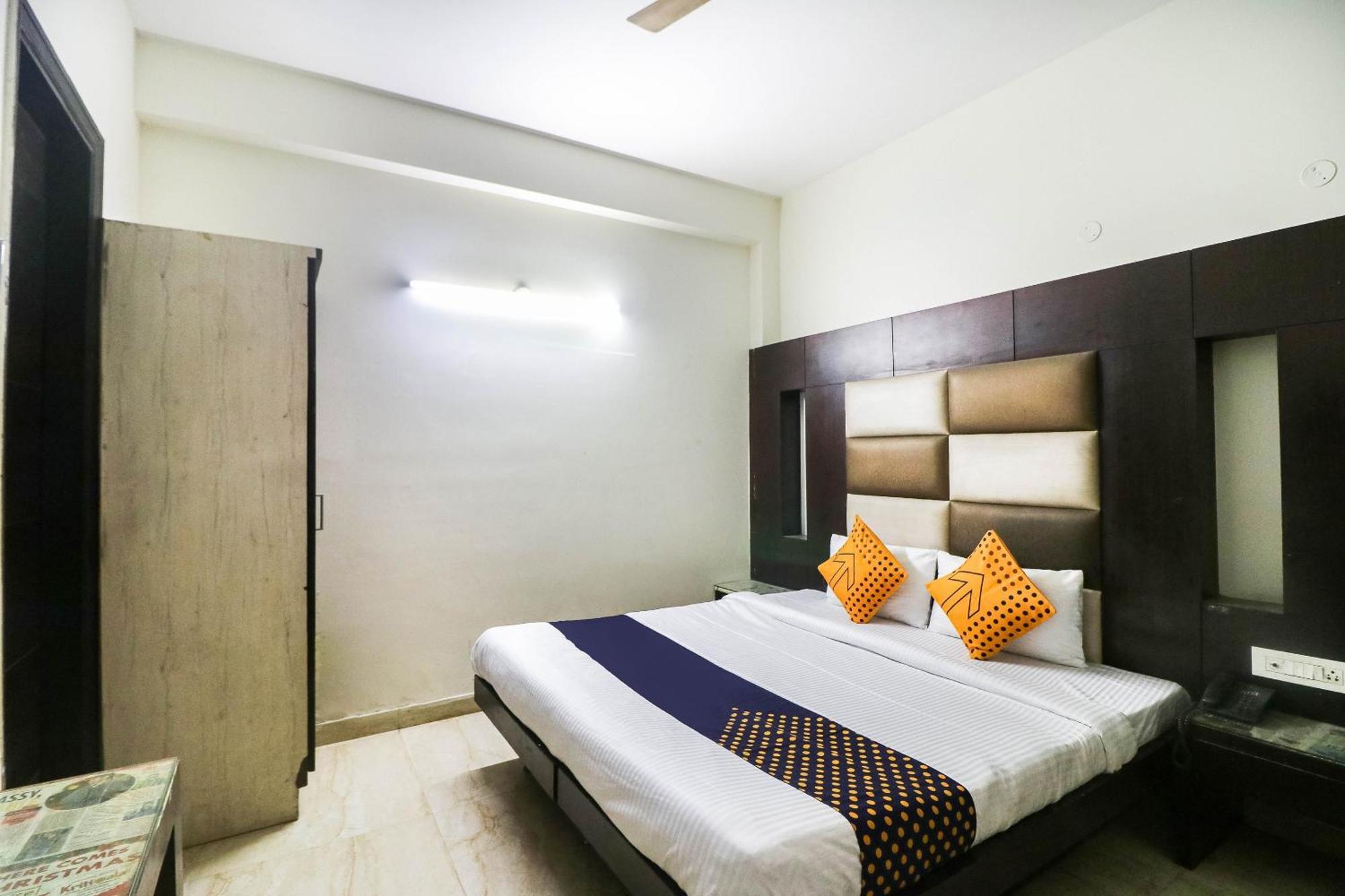 Spot On Hotel Grace Near Star Mall Gurgáon Kültér fotó