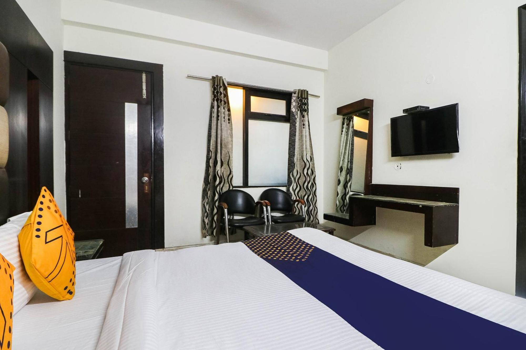 Spot On Hotel Grace Near Star Mall Gurgáon Kültér fotó