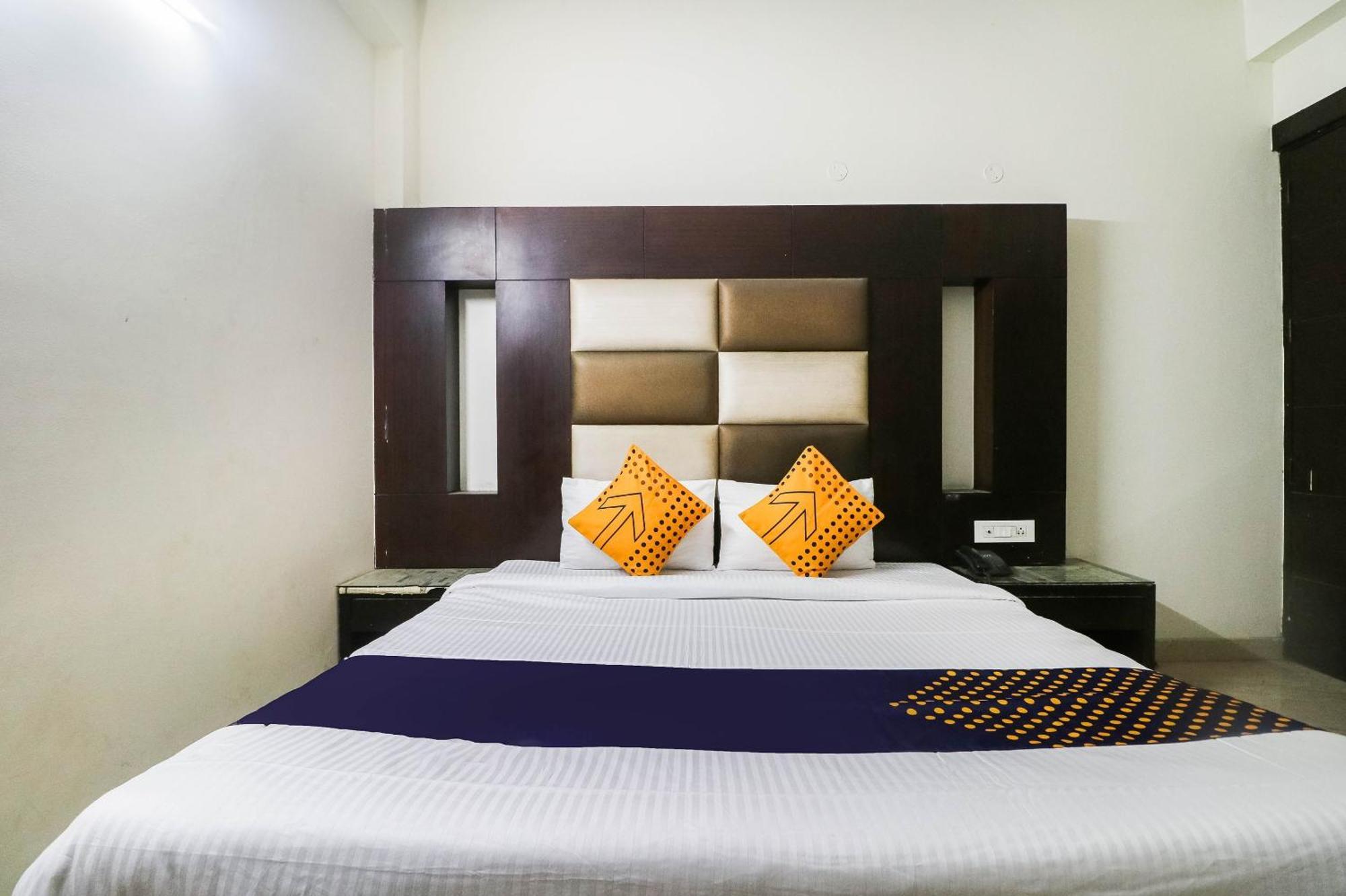 Spot On Hotel Grace Near Star Mall Gurgáon Kültér fotó