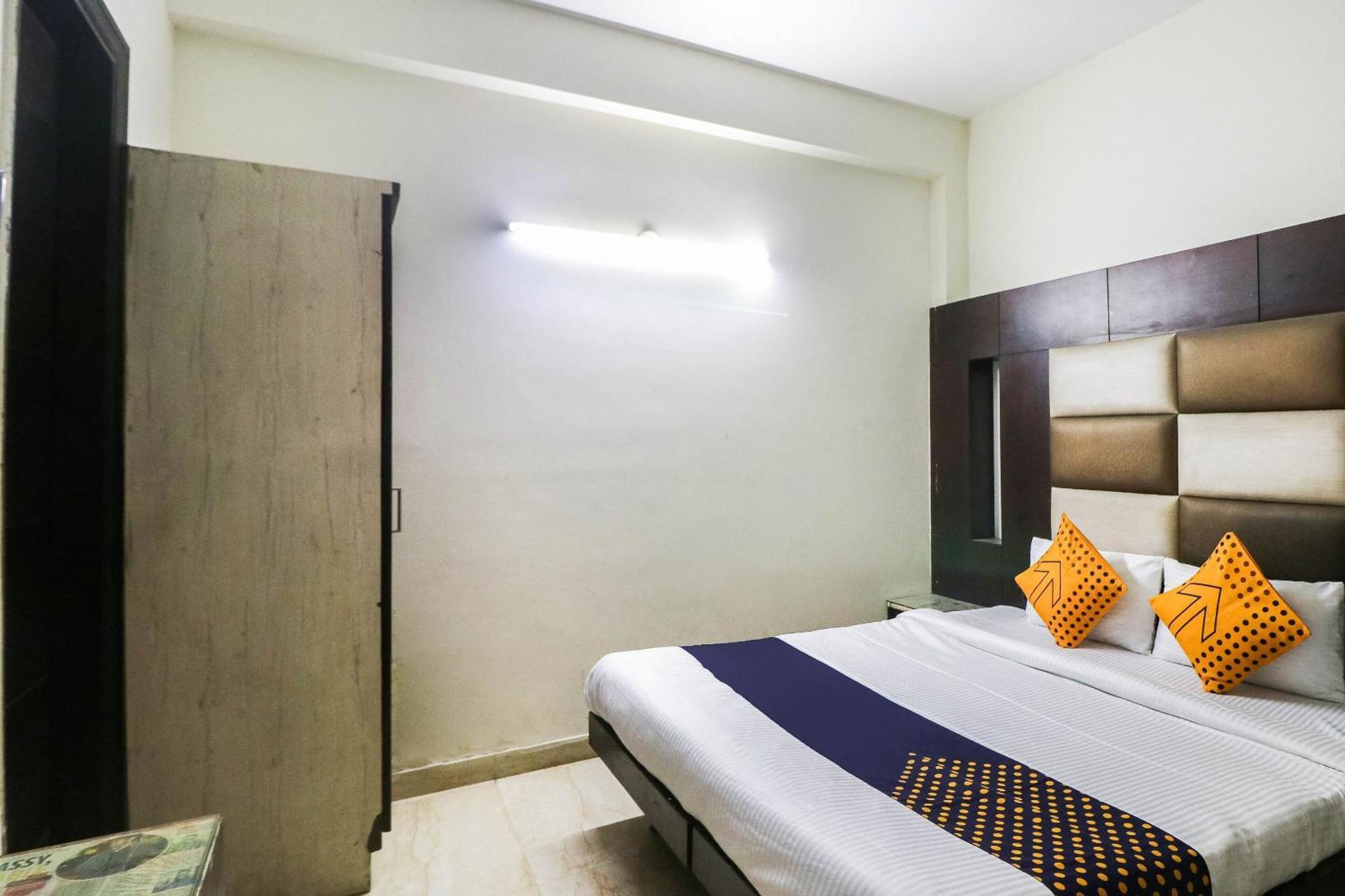 Spot On Hotel Grace Near Star Mall Gurgáon Kültér fotó